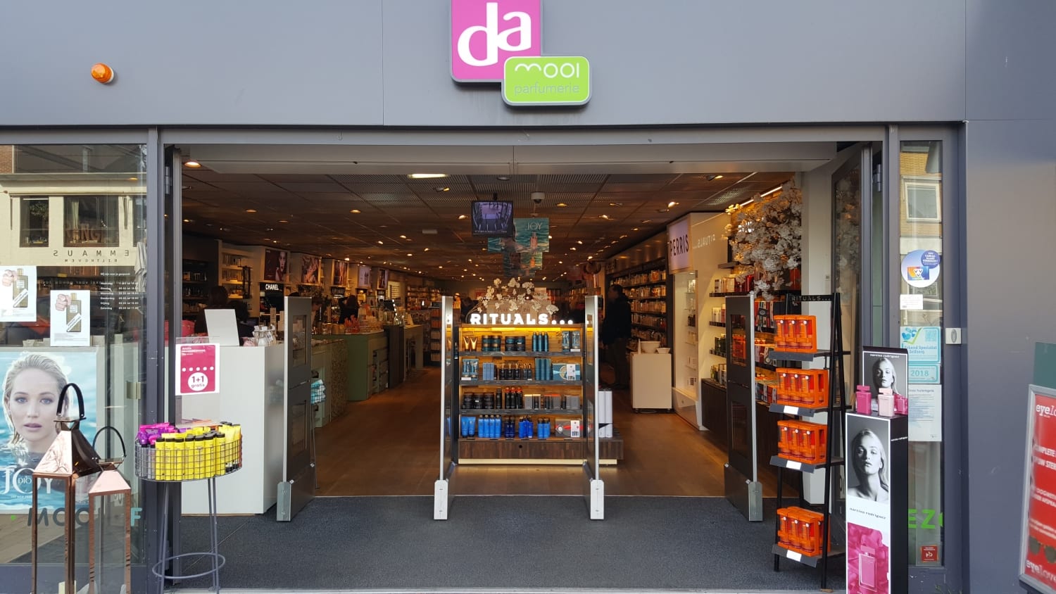 DA - Mooi - Frits - Bilthoven - parfumerie - drogisterij - artikelbeveiliging - productbeveiliging - detectiepoortjes - EM - TAGIT - Premium Light - cosmetica - parfum - beveiligingslabels - discreet - transparant