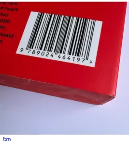 Boek met rode kaft en zichtbare ISBN-barcode op de achterzijde. ISBN ter ondersteuning van de verkoop