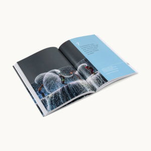 Openliggend boek met fotopagina’s en ontwerpcontrole als onderdeel van een drukproef.