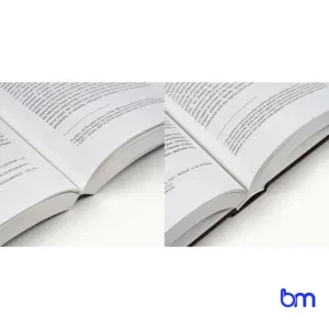 Open hardcover boek en open softcover boek met witte pagina’s en tekst, professioneel gedrukt door Boekenmakers, met logo rechtsonder in beeld