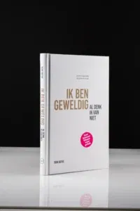 Hardcoverboek met witte kaft en goudfolie voor de titel, voorbeeld van minimalistisch en doeltreffend design.
