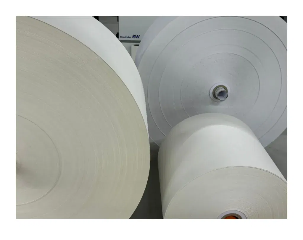 Voorraad Biotop papierrollen in wit en crème, klaar voor duurzame boekproductie.
