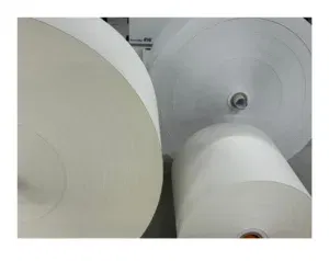 Voorraad Biotop papierrollen in wit en crème, klaar voor duurzame boekproductie.