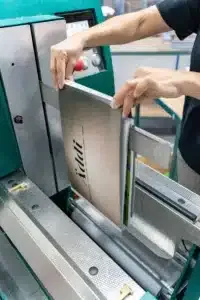 Hardcover boek laten inbinden door handmatige plaatsing in bindmachine.