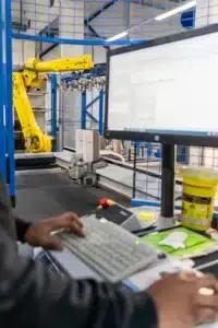 Boek laten inbinden met behulp van een industriële robotarm en computerbediening.