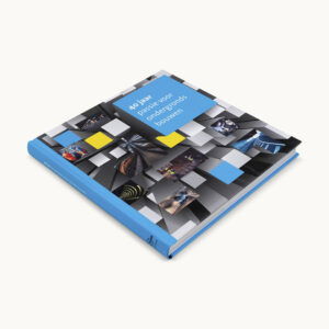 Hardcover boek met de titel “40 jaar passie voor ondergronds bouwen”, voorzien van een moderne grafische omslag met blauwe, gele en grijze accenten en foto’s van ondergrondse bouwprojecten.