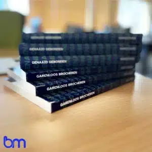 Verschillende bindwijzen zoals garenloos en genaaid gebonden voor het zelf uitgeven van een boek.