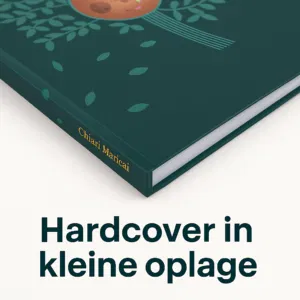 Hardcover boek met een donkergroene kaft, goudkleurige rugtekst en daaronder de tekst: “Hardcover in kleine oplage”, passend in thema boek laten drukken in kleine oplage