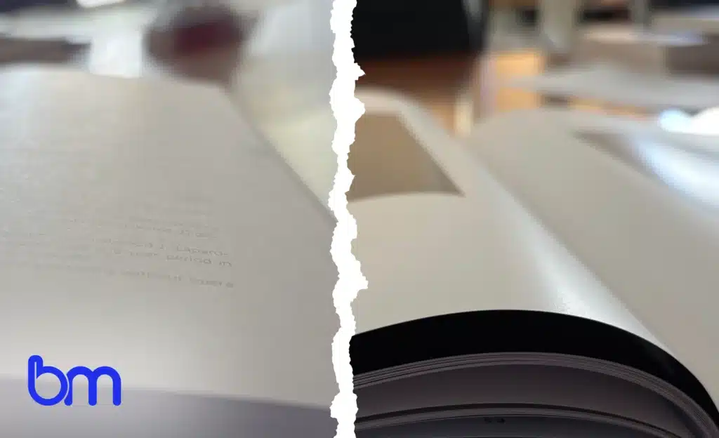 Vergelijking van papier met lage en hoge opaciteit bij boekdruk – minder of geen doorschijnende tekst.