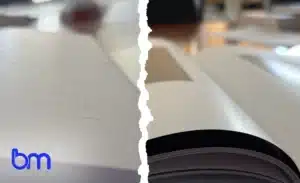 Vergelijking van papier met lage en hoge opaciteit bij boekdruk – minder of geen doorschijnende tekst.