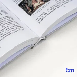 Openliggend hardcoverboek met zichtbare rug en Boekenmakers-logo rechtsonder op witte achtergrond.