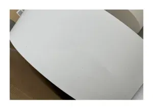 Grote rol mat HVO papier met een natuurlijke witte uitstraling, klaar voor druk. 