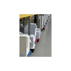 Gesneden plano vellen papier op pallets, zoals gebruikt in digitale productie naast Romandruk.