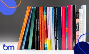 Voorbeeld van verschillende boeken met NUR-code op de rug voor indeling in boekhandel en bibliotheek.