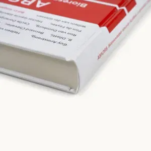Close-up van een wit hardcover boek met rood omslagontwerp.