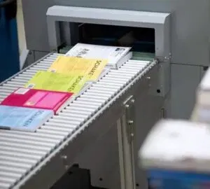 A4-boeken in kleur rollen van de drukpers – proces van boek drukken A4 in productie.