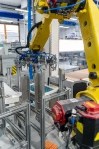 Automatische drukrobot aan het werk bij print-on-demand productie 