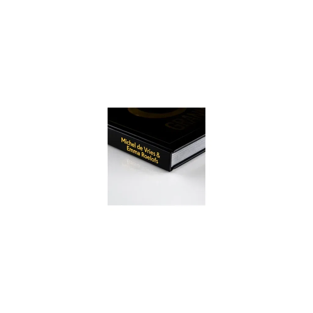 Grote weergave van een zwart hardcover boek met een rugtitel naam van de auteur in goud.