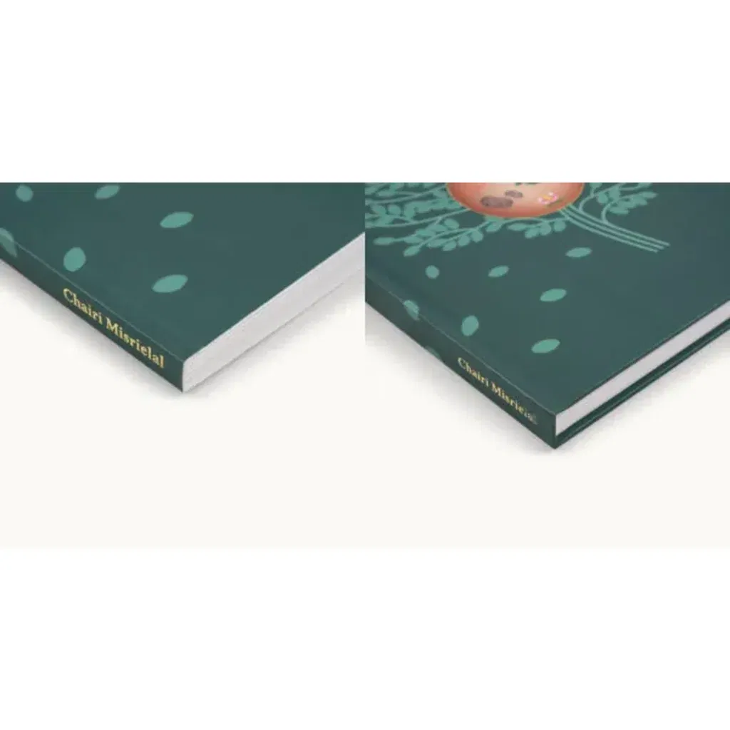 Vergelijking tussen hardcover en paperback boeken – omslagdetails met titel “Chairi Misrielal”, geschikt voor artikel over hardcover vs paperback in 2025.