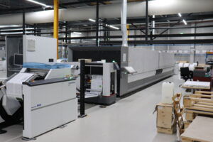 Overzicht van een moderne digitale boekdrukkerij met printstraat. Typisch voor een professioneel boek drukken.