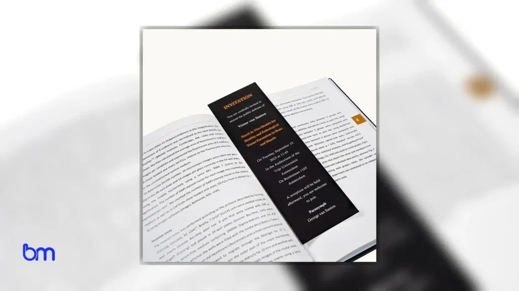 Bladwijzer met uitnodigingstekst op een open boek, met Boekenmakers-logo linksonder.