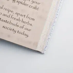 Detail van boek met getint papier en sierlijk lettertype dat warme leeservaring biedt. 