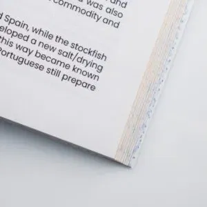 Boek met wit papier en strak lettertype voor optimale leesbaarheid bij zelf uitgegeven titels. 