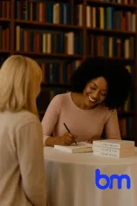 Auteur signeert haar boek tijdens een boekpresentatie in een bibliotheek of boekwinkel. Onderdeel van zelf je boek uitgeven.
