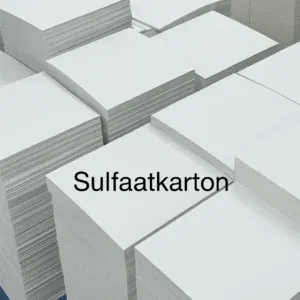 Gestapeld sulfaatkarton klaar voor boekproductie
