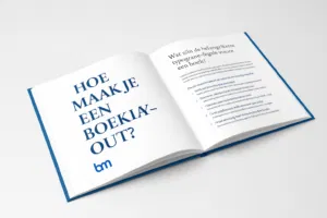 Open liggend boek met de titel “Hoe maak je een boeklay-out?” en het blauwe bm-logo, weergegeven in een strakke professionele stijl die boekopmaak en typografie illustreert.