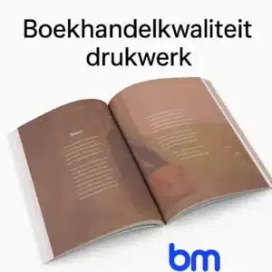 Dichtbundel in boekhandelkwaliteit gedrukt door Boekenmakers Openliggende dichtbundel met gedicht en foto, voorzien van Boekenmakers-logo en USP ‘Boekhandelkwaliteit drukwerk’.