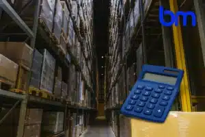 Voorraadkosten, beeld met achtergrond centrale opslag van Centraal Boekhuis en symbolisch vor de kostenberekening een rekenmachine. 