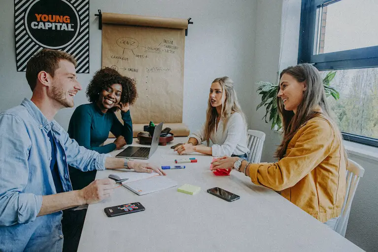 lachende medewerkers bij youngcapital