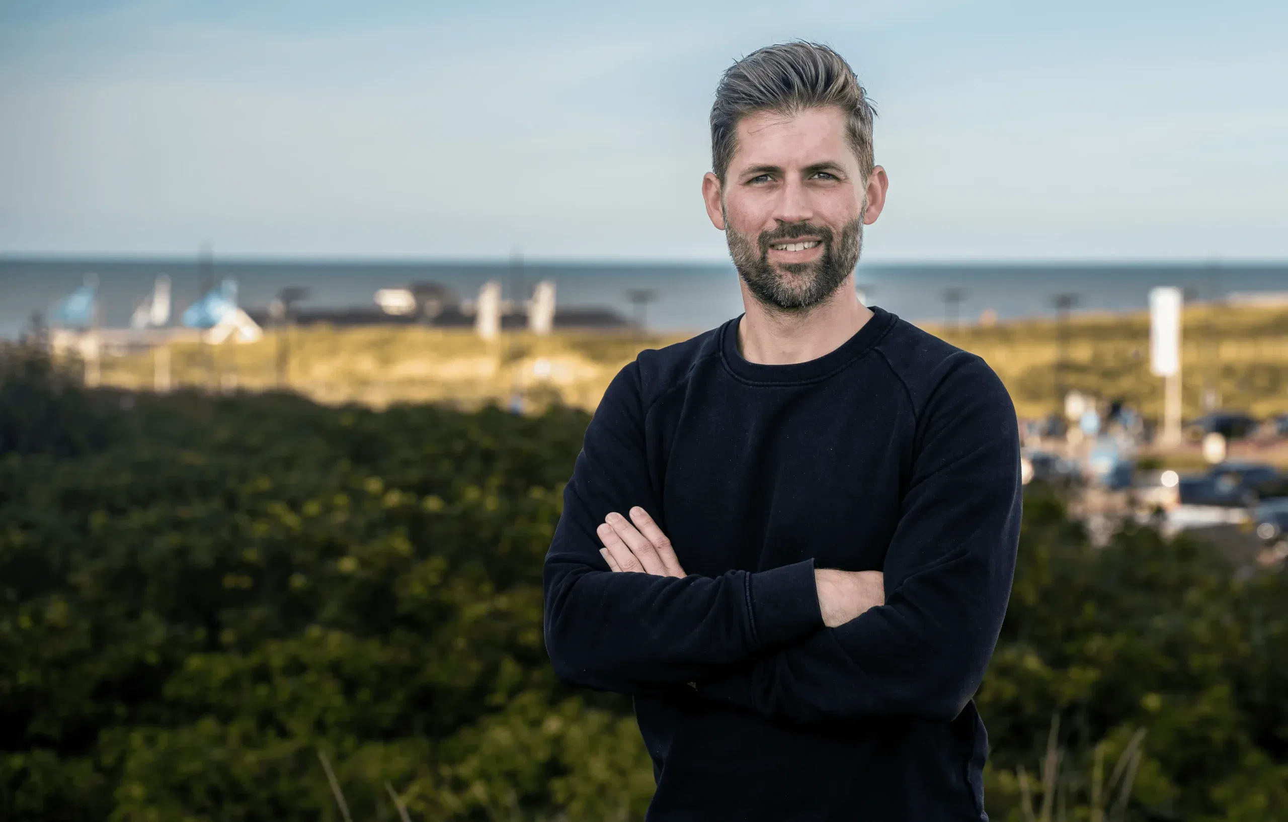 foto van justin die buiten staat