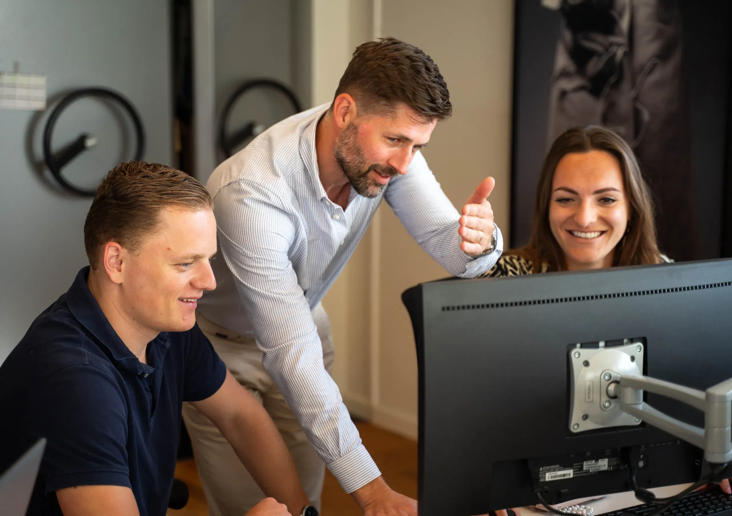 Personeel achter computer bij CreditDevice