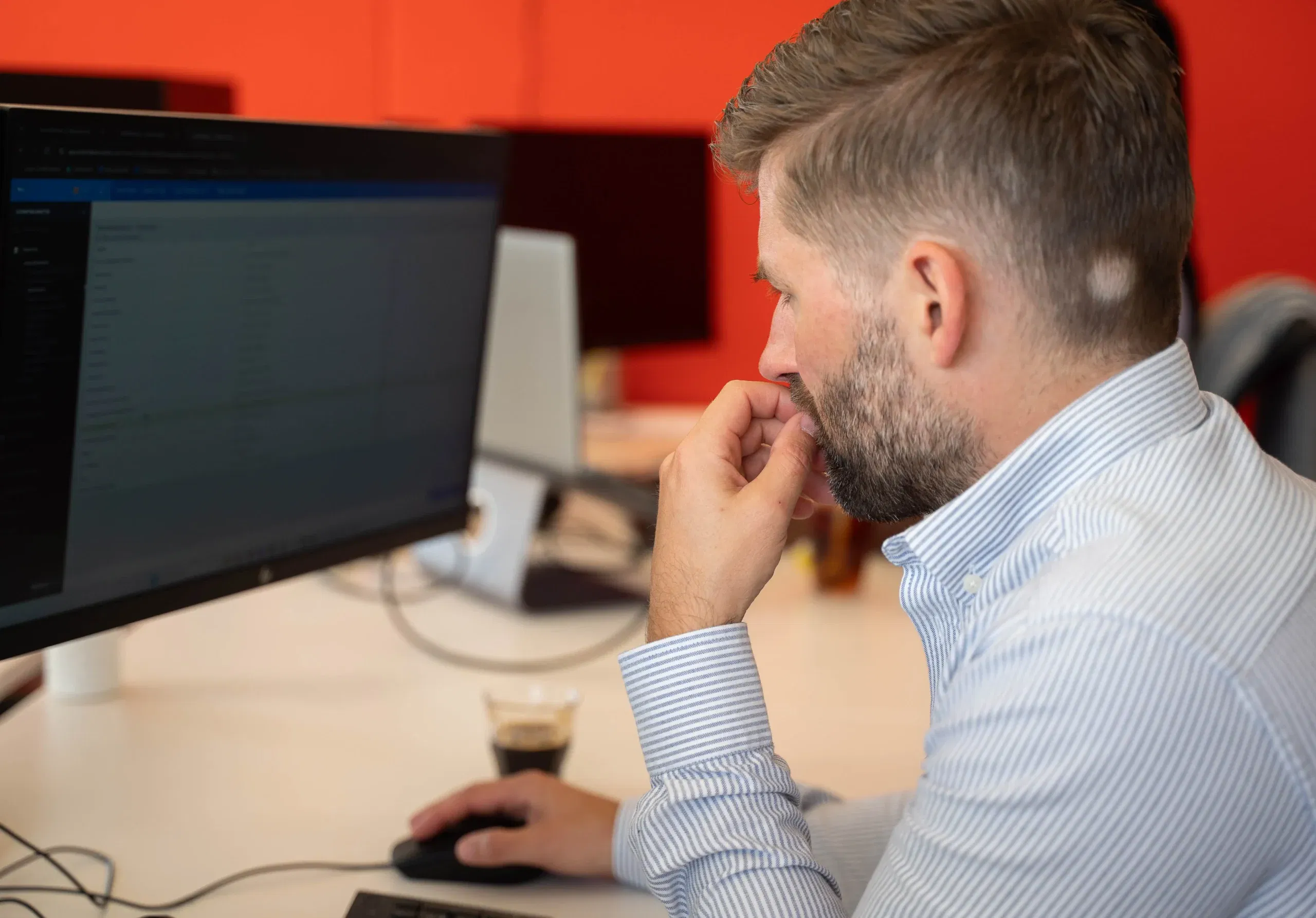 justin achter de computer