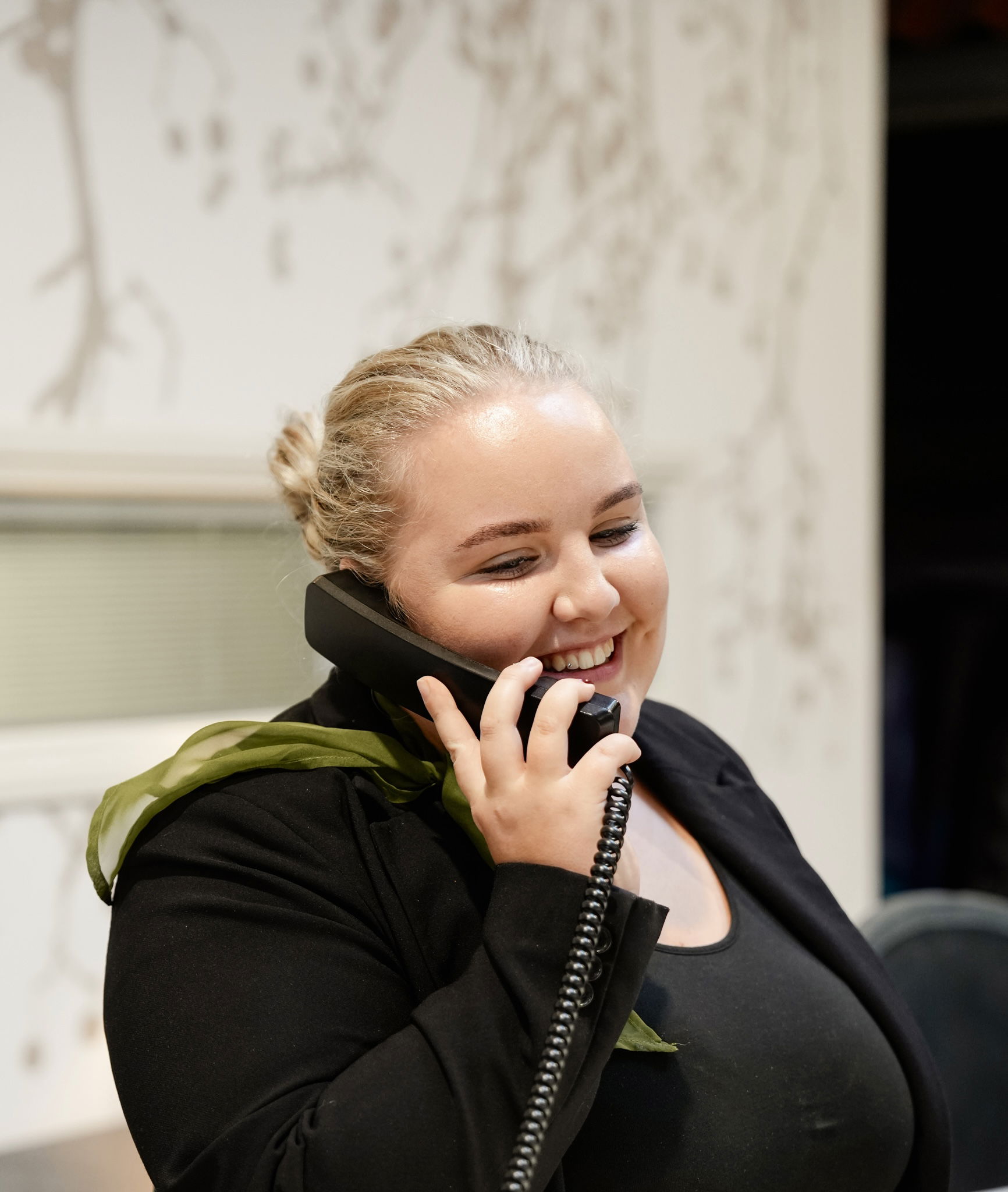 Receptioniste aan de telefoon