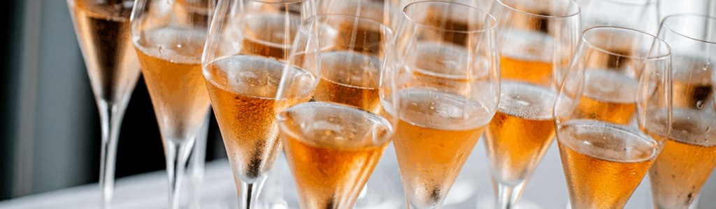Glazen met rosé-champagne
