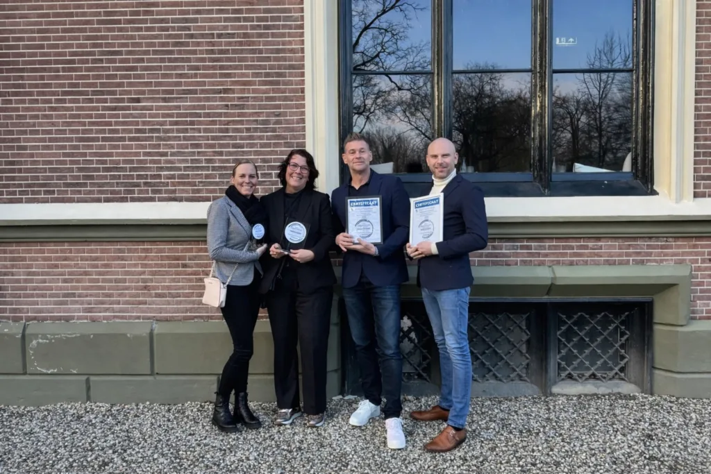 Team van Buitengoed Fredeshiem met de awards voor Beste Vergaderlocatie van Nederland
