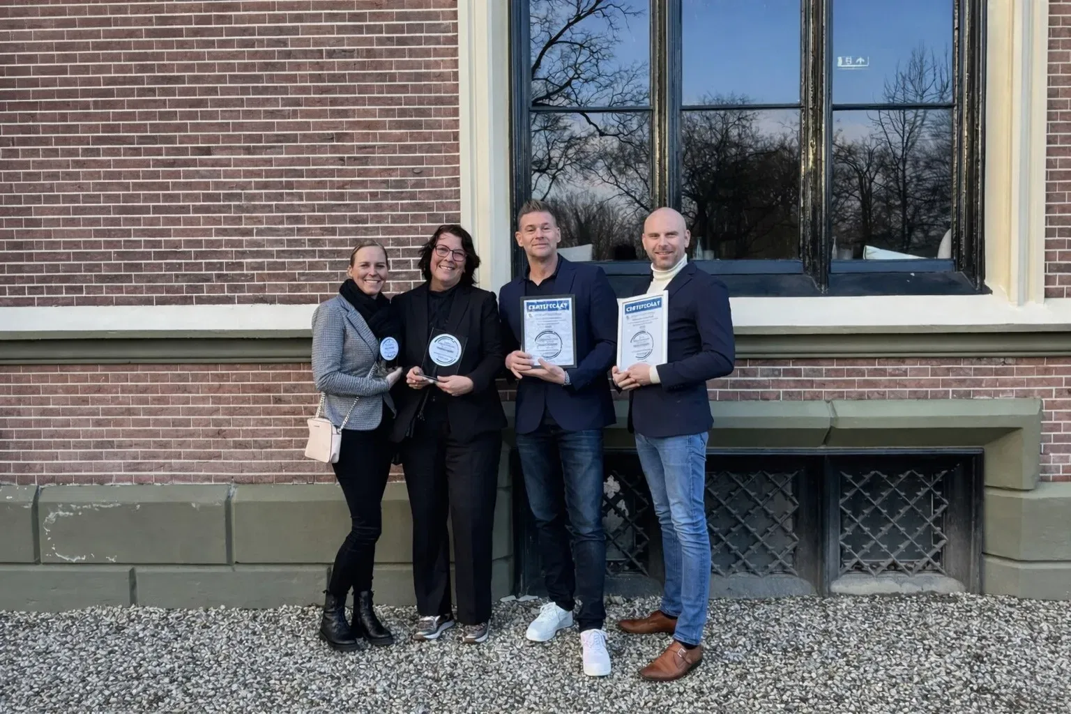 Team van Buitengoed Fredeshiem met de awards voor Beste Vergaderlocatie van Nederland