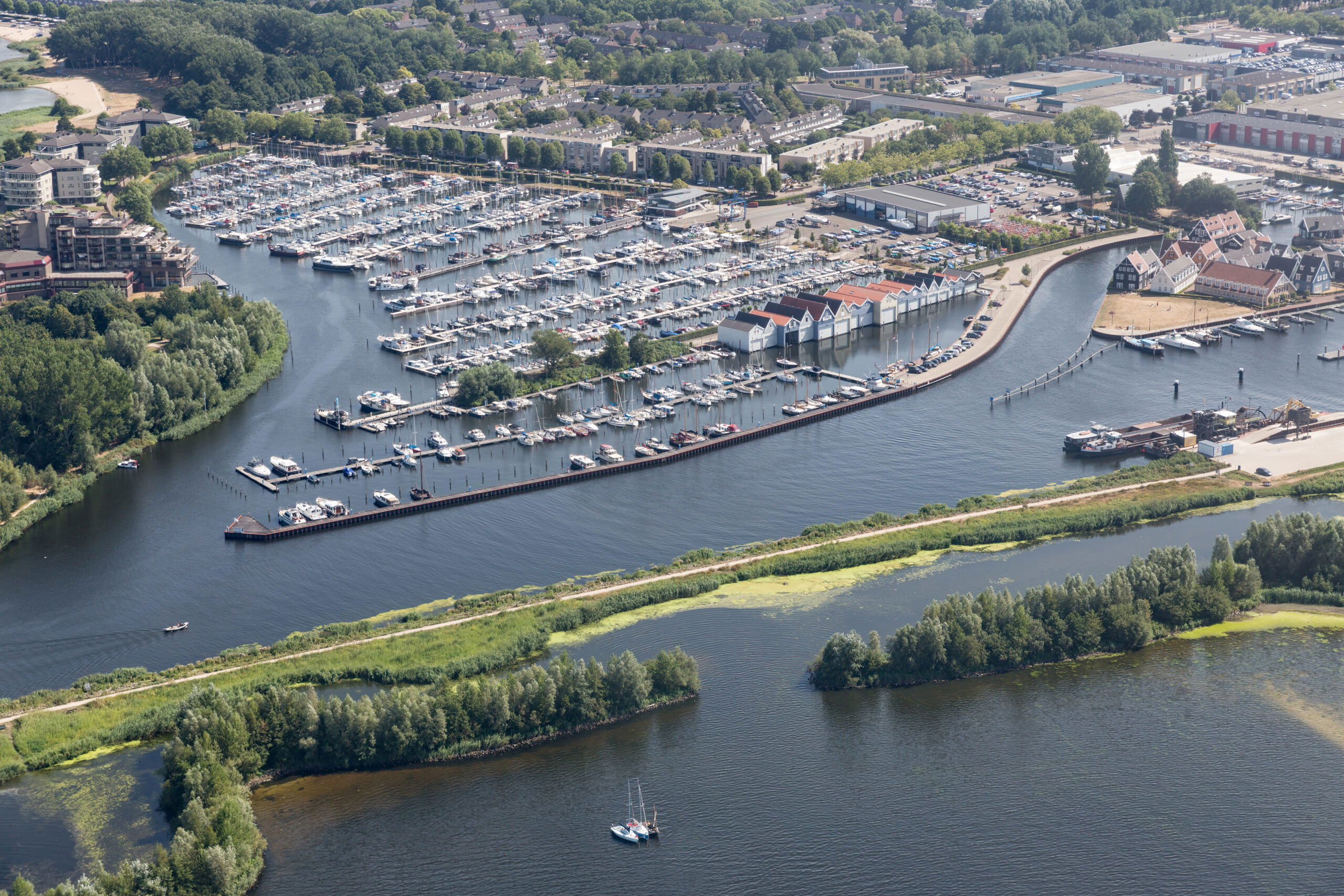 Vluchtelingenopvang in Huizen: onder voorwaarden draagvlak, ook bij omwonenden