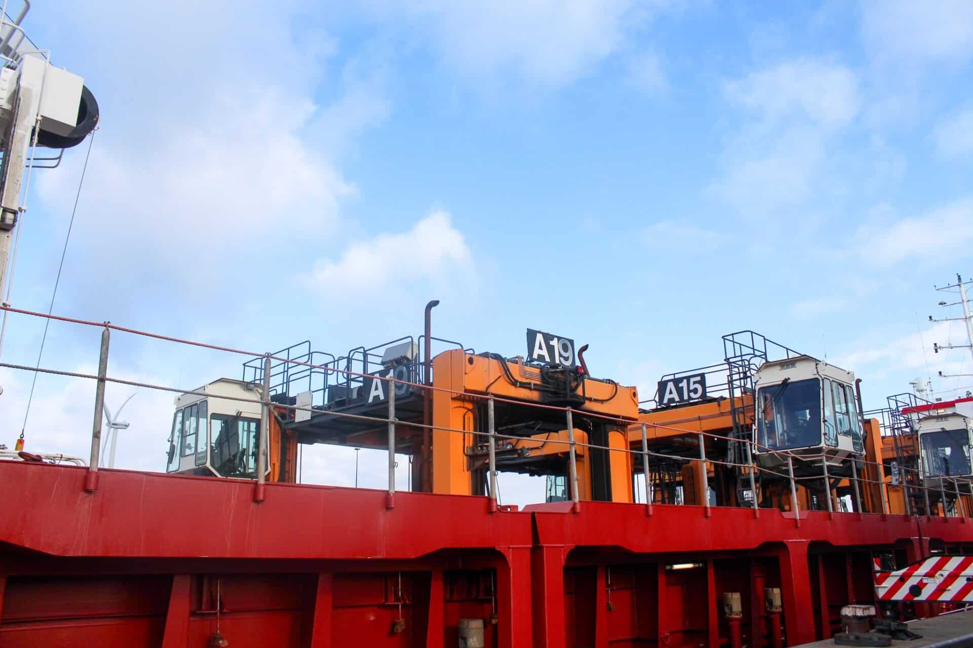 9 straddle carriers ontmantelen