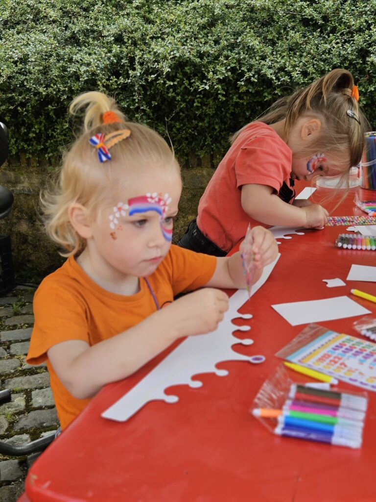 Feestelijke Koningsdag activiteiten voor kinderen en jongeren Koningsdag activiteiten - zoals een kroon knutselen met kinderen