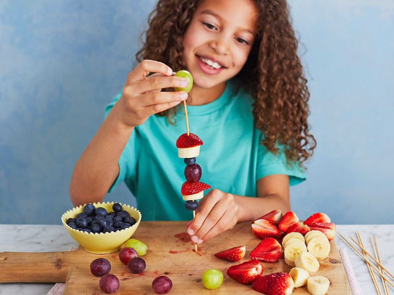 Gezonde alternatieven voor snacks tijdens het Kindervakantiewerk Maa van restjes een gezonde snack, zoals een fruitspies