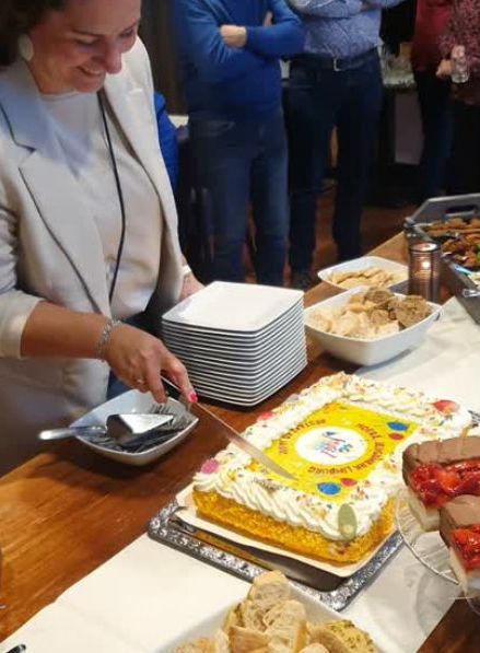 Terugblik op het 40-jarig jubileum van Jeugdwerk Limburg Aansnijden taart