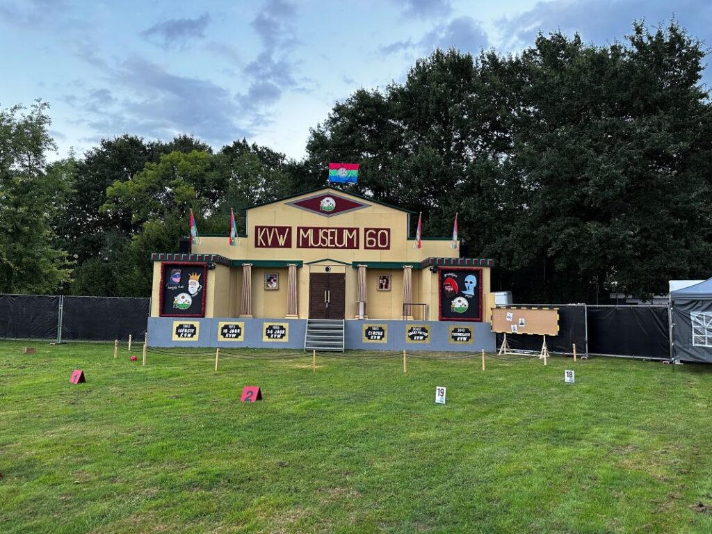 Van schets tot spektakel: zo bouwt KVW Heythuysen elk jaar een nieuw decor Wat een geweldig decor kvw heythuysen