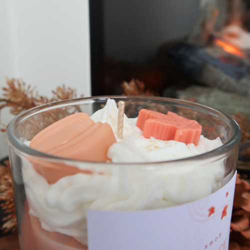 gezellige-herfstgeurkaars-met-kruidige-tonen-ideaal-voor-journaling-selfcare-en-cozy-avonden