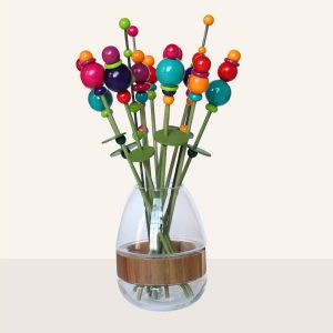 Veelkleurig boeket houten bloemen bestaande uit rechte houten stelen met schijfjes als blaadjes. Aan de bovenzijde verschillende kleuren houten bollen. geïnspireerd door de paradijsvogelbloem