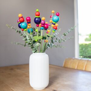 Veelkleurig houten boeket als blikvanger in het interieur