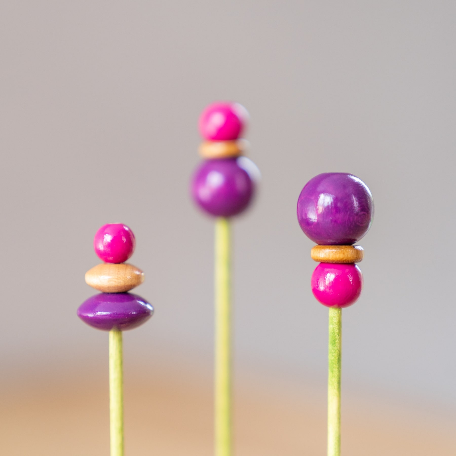 drie paarse houten bloemetjes